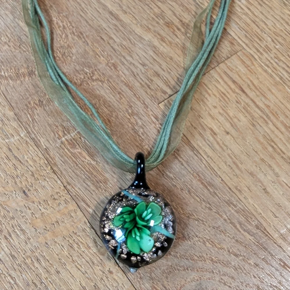 Whimsical Green Tulip Murano Glass Flower Pendant Necklace 🌿✨ - Picture 2 of 8